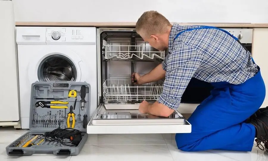 Esenyurt Maytag servisi teknisyen ekibi beyaz eşya tamiri yaparken